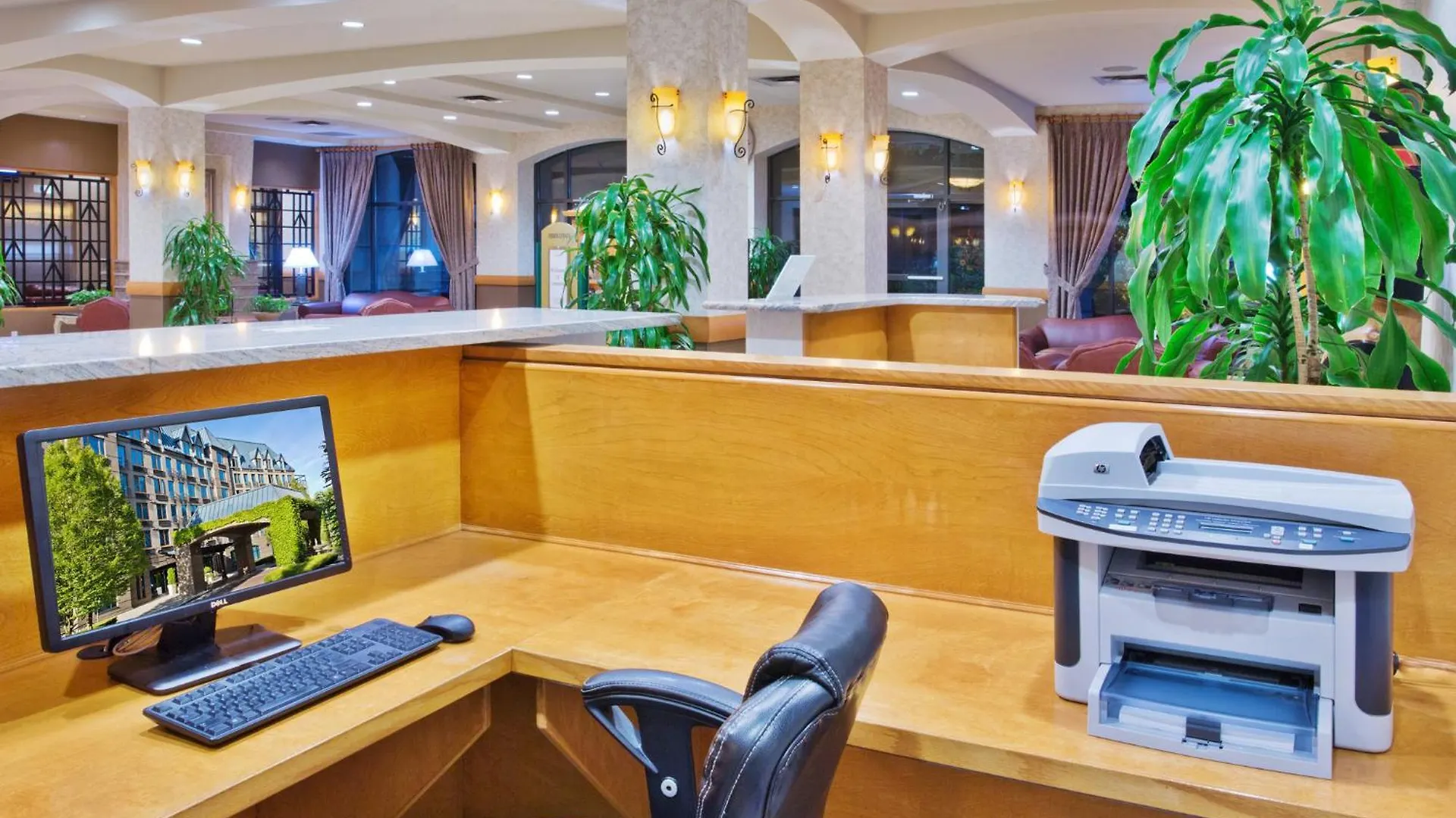 Holiday Inn & Suites North Vancouver By Ihg 4*,