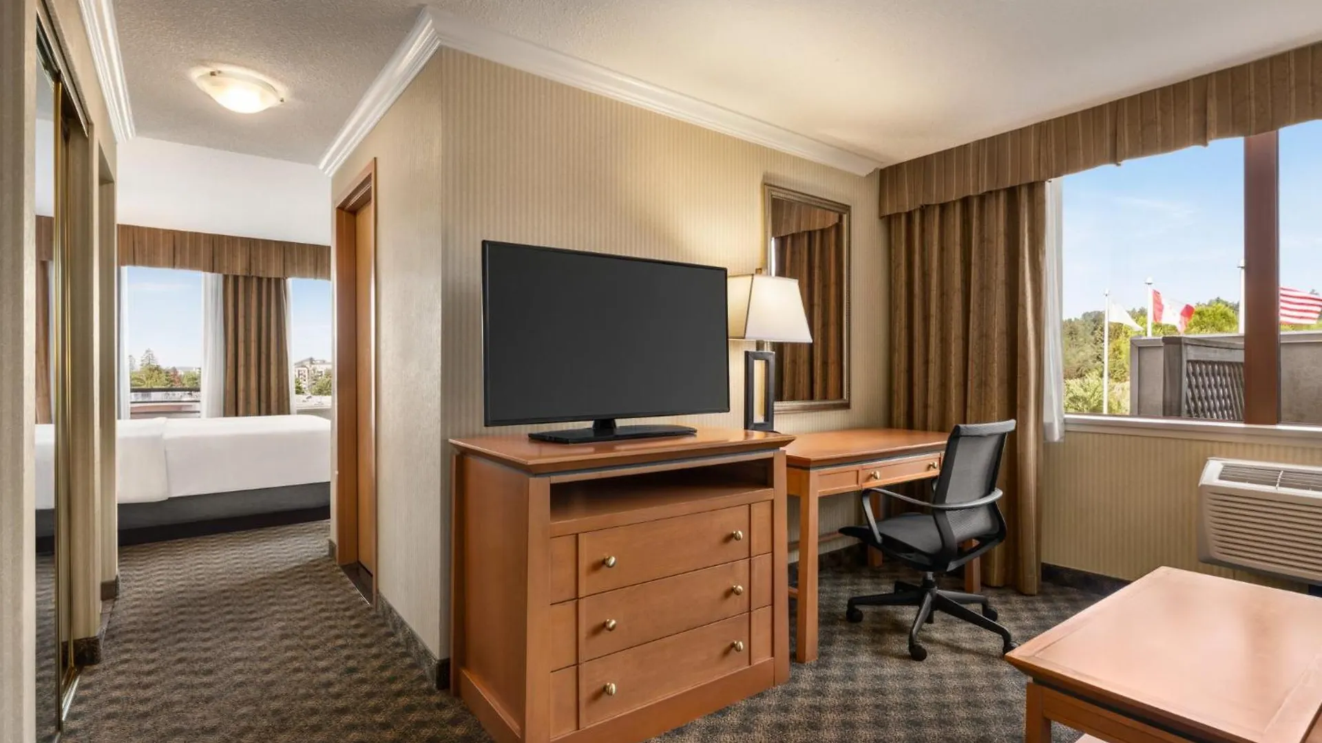 Holiday Inn & Suites North Vancouver By Ihg 4*,